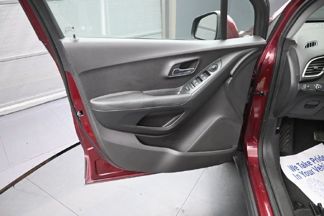 Used 2017 Chevrolet Trax LT AWD/4WD image 20