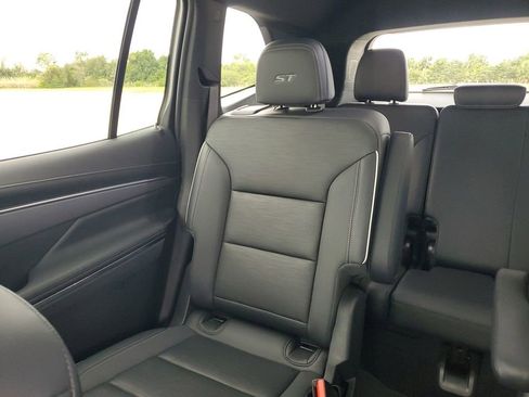 Used 2025 Buick Enclave Sport Touring image 12