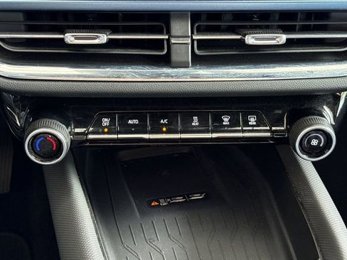 Used 2025 Chevrolet Equinox EV LT w/ Convenience Package image 32