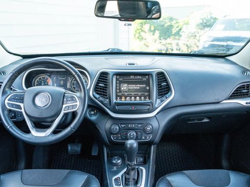 Used 2018 Jeep Cherokee Latitude Plus w/ Comfort/Convenience Group AWD/4WD image 17