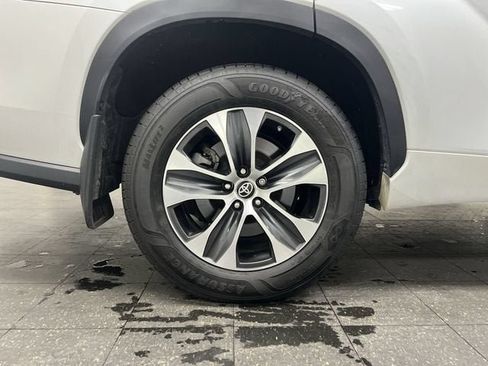 Used 2023 Toyota Highlander XLE AWD/4WD image 34