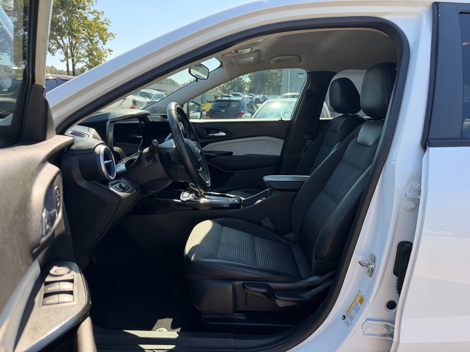 Used 2024 Chevrolet Trax LT w/ Driver Confidence Package FWD image 14