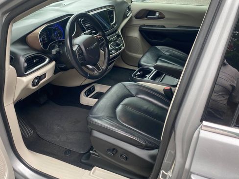 Used 2017 Chrysler Pacifica Touring-L FWD image 12