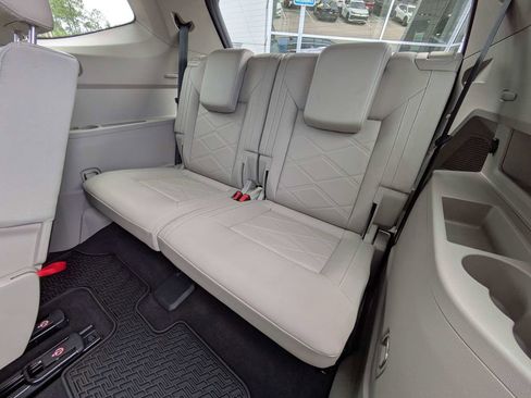Used 2024 Volkswagen Atlas SE w/ Panoramic Sunroof Package FWD image 18