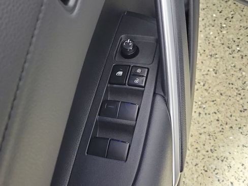 Used 2023 Toyota Corolla Cross XLE w/ Convenience Package FWD image 23