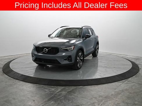 Used 2023 Volvo XC40 B4 Plus w/ Driver Assist Package FWD image 2