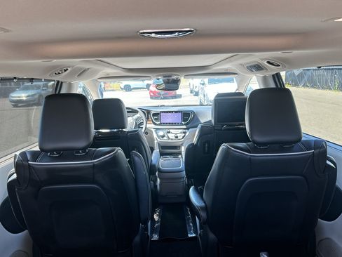 Used 2023 Chrysler Pacifica Limited w/ Uconnect Theater Family Group FWD image 15