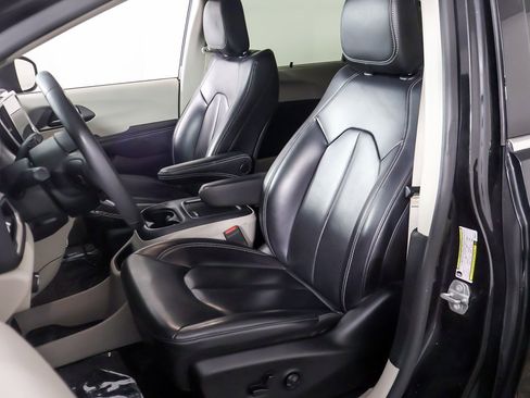 Used 2023 Chrysler Pacifica Touring-L image 27