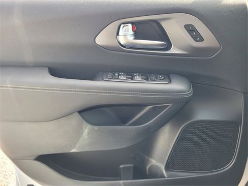 New 2026 Chrysler Pacifica Select image 21