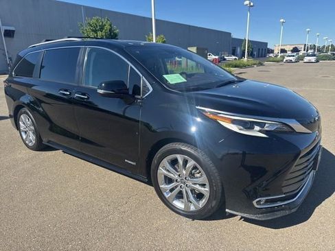 Used 2021 Toyota Sienna Platinum FWD image 5