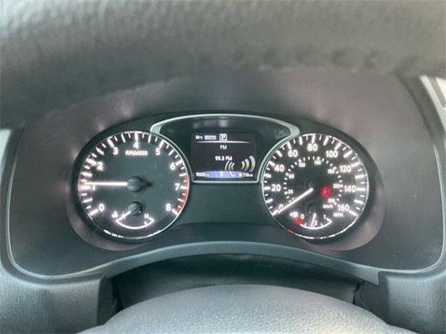 Used 2020 Nissan Pathfinder SV image 14