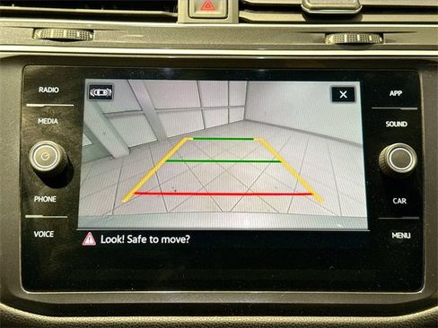 Used 2023 Volkswagen Tiguan SE R-Line image 9