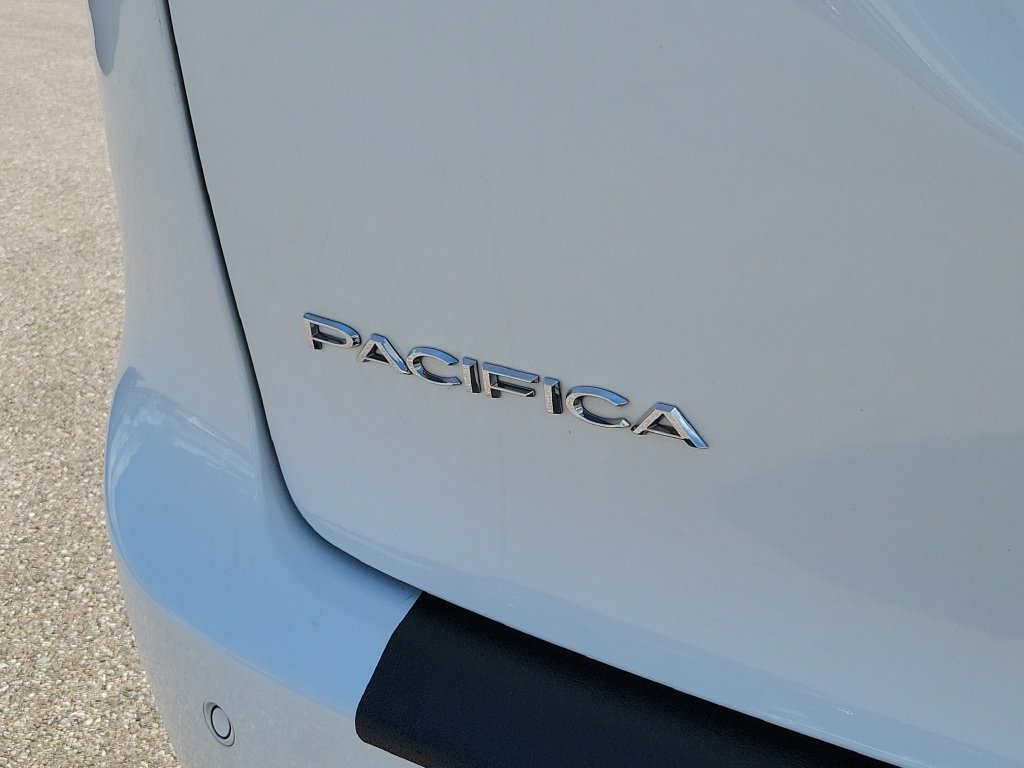 Used 2024 Chrysler Pacifica Limited FWD image 7