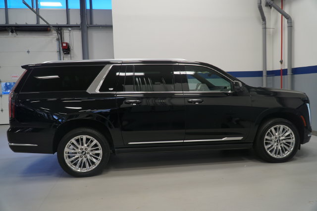 Used 2026 Cadillac Escalade ESV Luxury w/ LPO, Floor Liner Package AWD/4WD image 8
