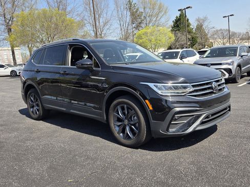 Used 2023 Volkswagen Tiguan SE image 4