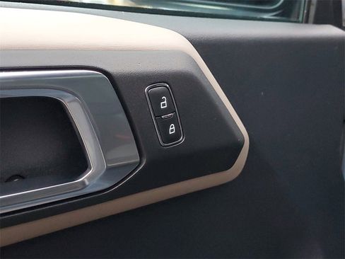 Used 2023 Ford Bronco Wildtrak image 8