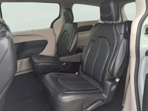 Used 2024 Chrysler Pacifica Touring-L FWD image 20