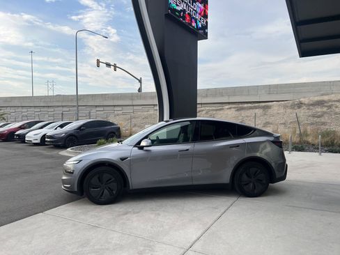 Used 2026 Tesla Model Y Long Range RWD image 4