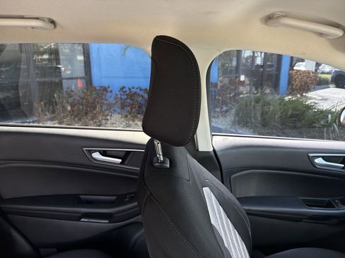 Used 2021 Ford Edge SE image 16
