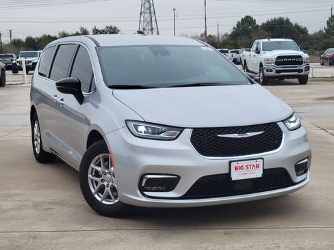 New 2026 Chrysler Pacifica Select image 2