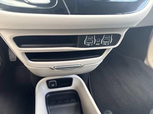 Used 2024 Chrysler Pacifica Touring-L FWD image 25