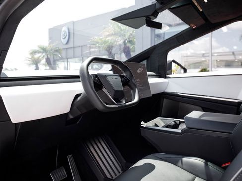Used 2024 Tesla Cybertruck AWD Crew Cab image 26