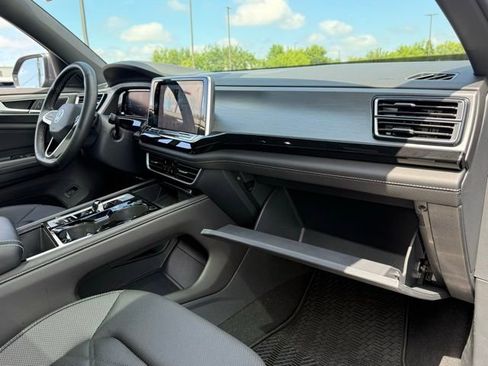 Used 2025 Volkswagen Atlas Cross Sport SE w/ Panoramic Sunroof Package image 12