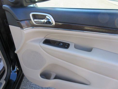 Used 2017 Jeep Grand Cherokee Limited w/ Luxury Group II image 23