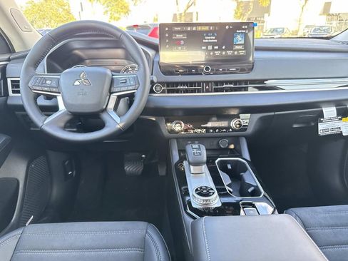 New 2026 Mitsubishi Outlander SE image 17