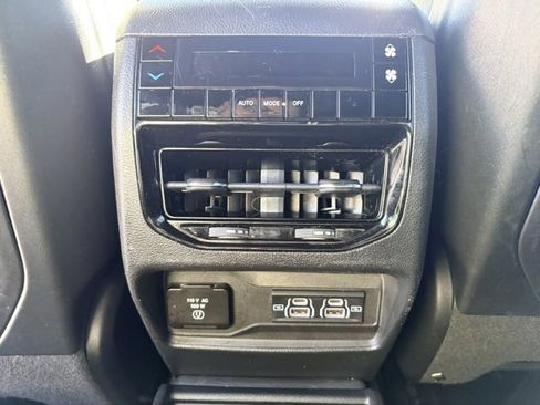 Used 2022 Jeep Grand Cherokee L Laredo image 13