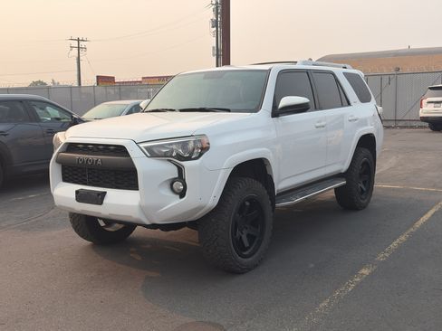 Used 2017 Toyota 4Runner SR5 AWD/4WD image 3