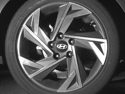 Used 2025 Hyundai Elantra SEL image 15