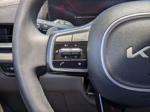 Used 2025 Kia Carnival EX FWD image 15