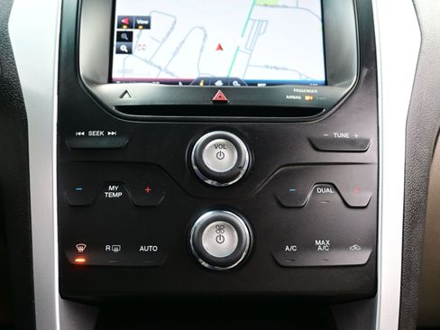 Used 2015 Ford Explorer XLT w/ Equipment Group 202B image 19