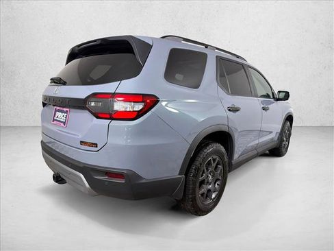 Used 2025 Honda Pilot TrailSport image 4