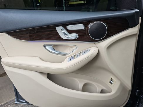 Used 2021 Mercedes-Benz GLC 300 4MATIC image 27