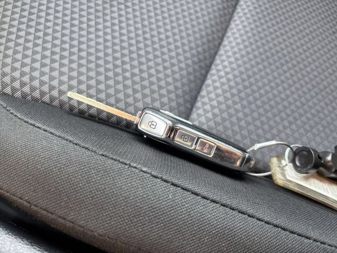 Used 2025 Kia Soul LX w/ LX Technology Package FWD image 22