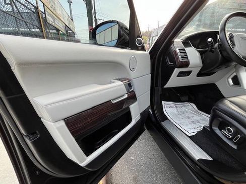 Used 2017 Land Rover Range Rover HSE image 17