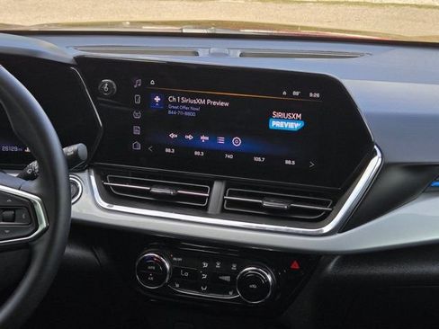 Used 2025 Chevrolet Trax LT w/ LT Convenience Package FWD image 18