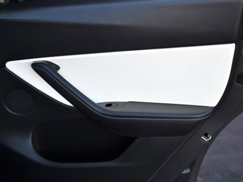 Used 2021 Tesla Model Y Long Range image 15