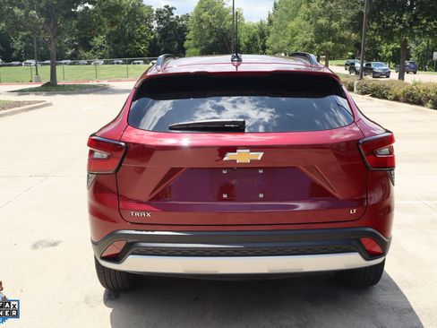 Used 2024 Chevrolet Trax LT w/ LT Convenience Package FWD image 4