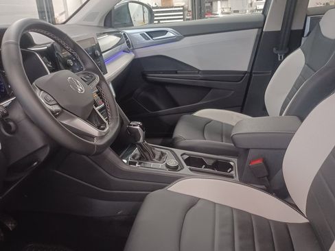 Used 2025 Volkswagen Taos SEL image 9