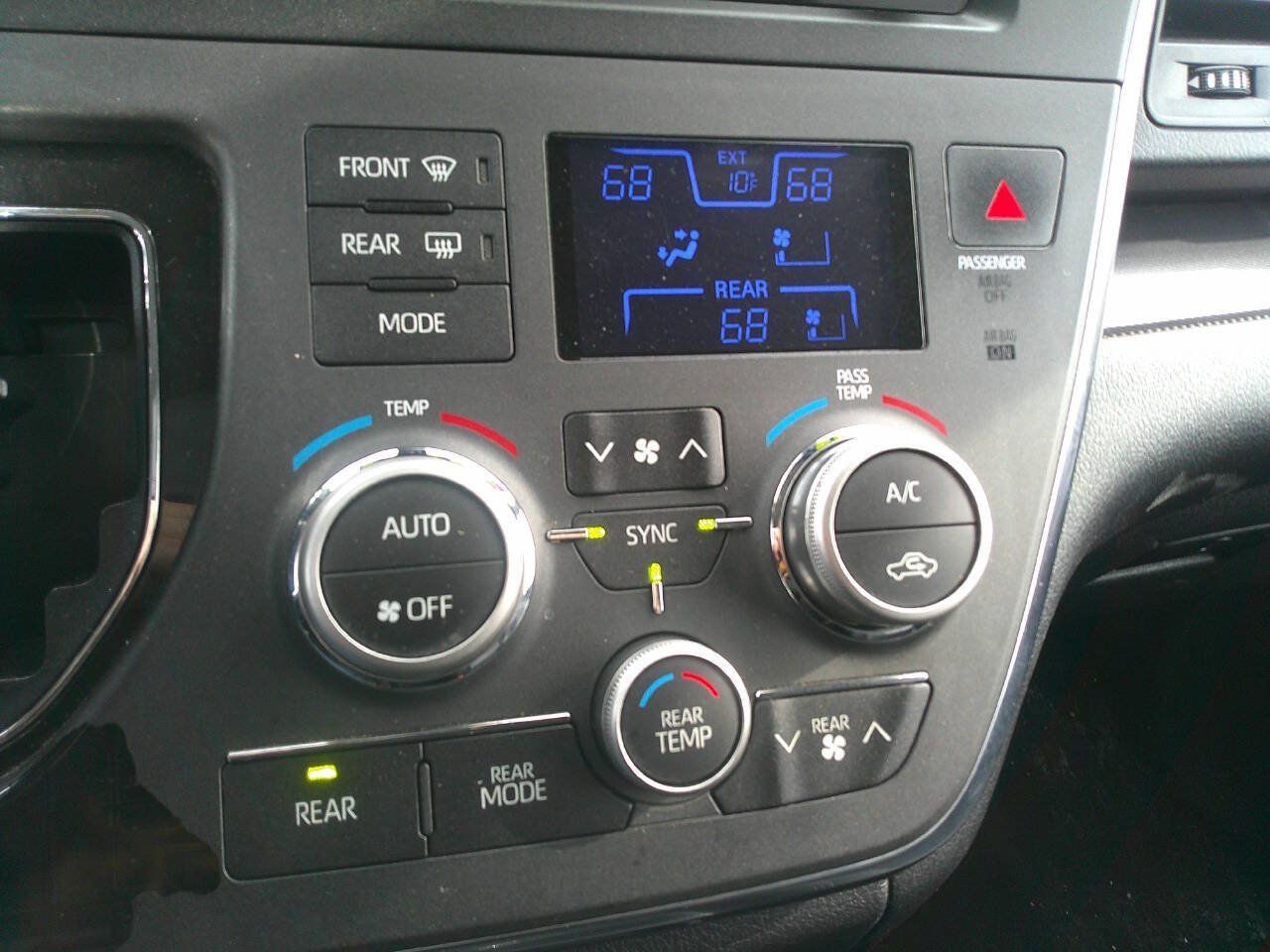 Used 2018 Toyota Sienna SE FWD image 20