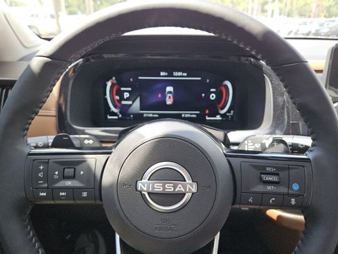Used 2024 Nissan Pathfinder Platinum FWD image 11