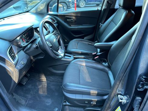 Used 2022 Chevrolet Trax LT w/ LT Convenience Package image 9