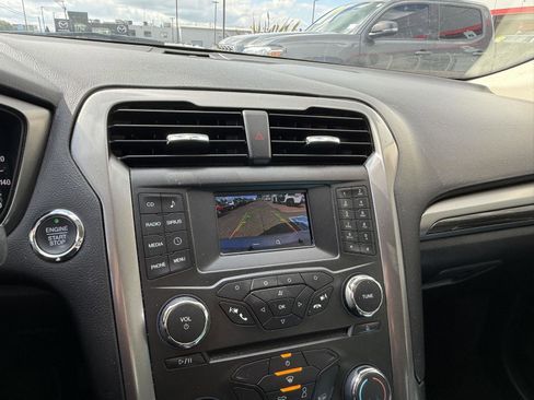 Used 2017 Ford Fusion SE FWD image 16