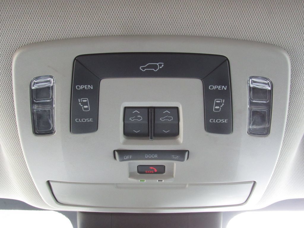 Certified 2025 Toyota Sienna XLE FWD image 30