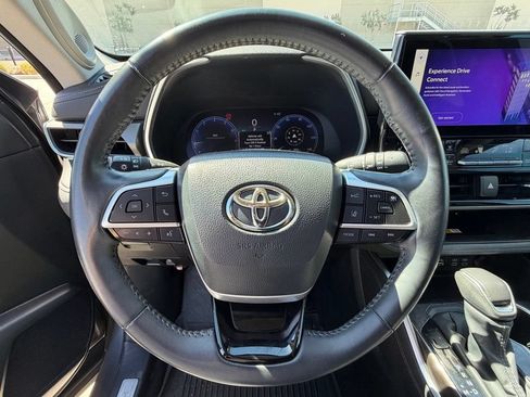 Used 2024 Toyota Highlander Limited FWD image 16