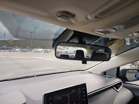 Used 2021 Toyota Corolla LE image 37