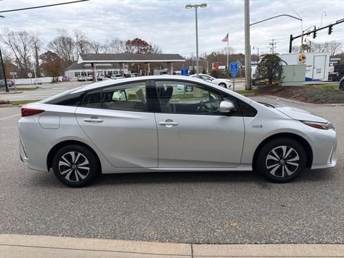 Used 2018 Toyota Prius Prime Premium image 4